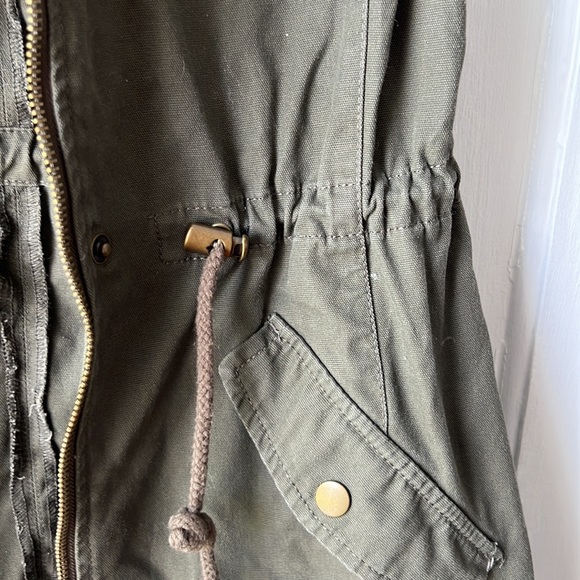Trendy Sleeveless collar army green vest (Size Small) - Picture 3 of 4